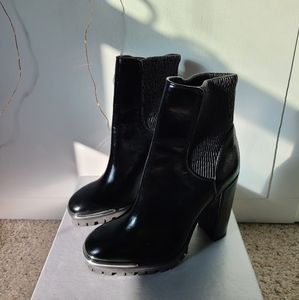 The heel is too high for me.